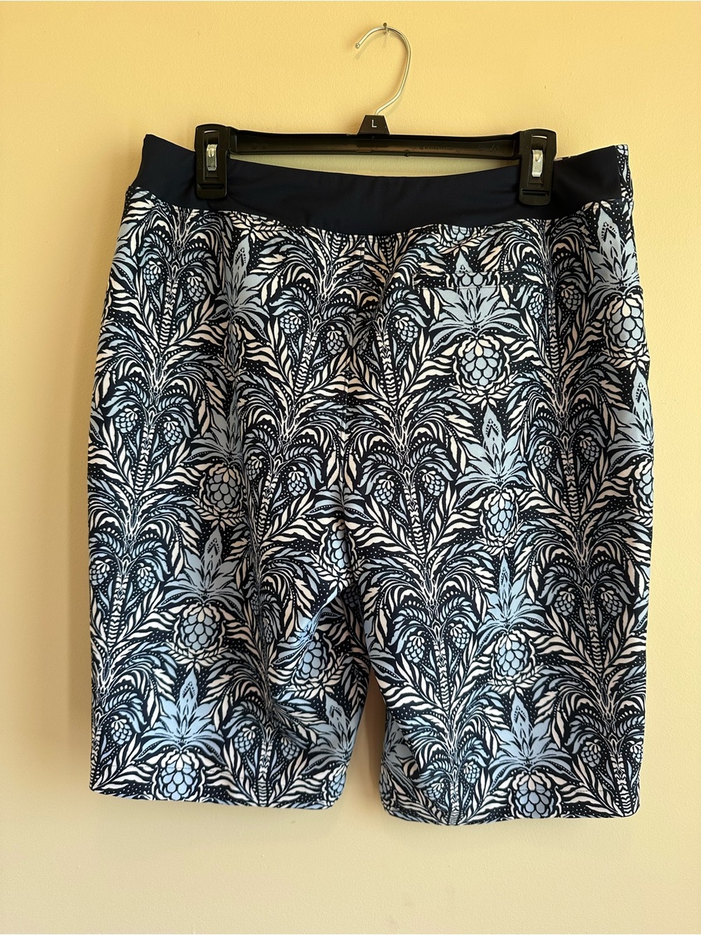 Tommy Bahama Everyday Active Woman’s L Tropical Bermuda Shorts Blue/White - Picture 2 of 5